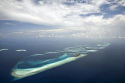 Oceano Indiano: le isole e la barriera corallina vista dall'aereo che sorvola l'atollo di Ari Sud, Maldive - foto © Shutterstock.com