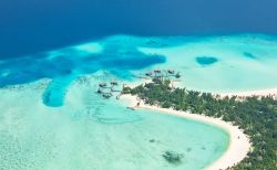 Vista aerea di un resort sull'Atollo di Raa, nell'arcipelago delle Isole Maldive. Raa è uno degi atolli meno sviluppati turisticamente e per questo più incontaminati - © ...