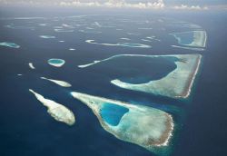 Le isole dell'Atollo di Malé Nord fotografati da un volo sulle Maldive. Malé Nord è uno degli atolli più sfruttati dal turismo - foto © Shutterstock.com