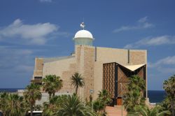 La struttura dell'Auditorium Alfredo Kraus, in riva all'oceano nella città di Las Palmas de Gran Canaria (isola di Gran Canaria, Spagna).


