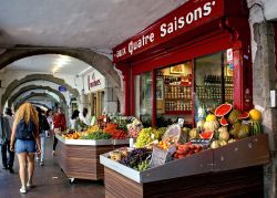 Aux Quatre Saisons, suggestivo negozio di frutta e verdura nel centro di Annecy, Francia - © Allik / Shutterstock.com