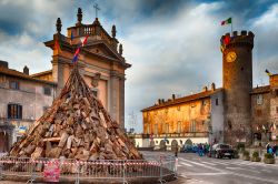 Bagnaia (Viterbo): il "focarone" è un falò che viene acceso in onore di Sant'Antonio il 16 gennaio.


