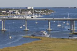 Una vista panoramica sulla baia di Charleston, South Carolina, sempre molto affollata di barche. Charleston è uno dei principali porti degli USA - foto © J. Bicking / Shutterstock.com ...