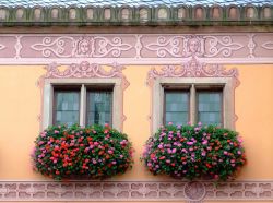 Balconi fioriti municipio di Obernai in Francia - © Carole Castelli / Shutterstock.com