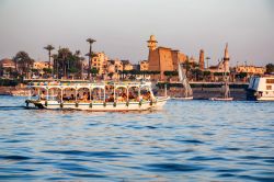 Un'imbarcazione per i turisti in navigazione al tramonto sul fiume Nilo a Luxor, Egitto - © Yakov Oskanov / Shutterstock.com