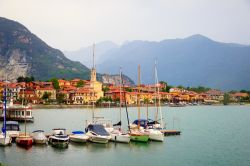 Barche al porto di Riva del Garda, Trentino Alto Adige. Sullo sfondo, uno scorcio del villaggio - © 186660392 / Shutterstock.com