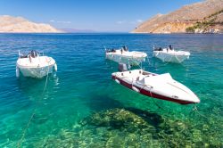 Barche da pesca lungo la costa dell'isola di Symi, Grecia. Siamo nell'arcipelago del Dodecaneso, a pochi km di fronte la Turchia.
