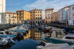 Barche ormeggiate al vecchio porto di Muggia, Friuli Venezia Giulia. Siamo in un tradizionale villaggio di pescatori nei pressi di Trieste - © Boza C / Shutterstock.com