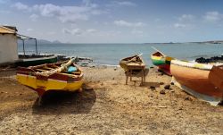 Barche di pescatori sulla spiaggia di São Pedro, un villaggio di Capo Verde sull'isola di São Vicente  - © Frank Bach / Shutterstock.com
