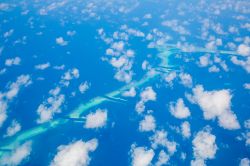 Veduta aerea della barriera corallina che compone l'Atollo di Raa, nelle Maldive settentrionali - foto © Ingus Kruklitis / Shutterstock.com
