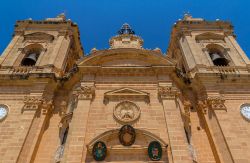 La facciata della Basilica della natività a Xaghra. Questa chiesa è la versione più recente, del 19° secolo. La costruzione originale era stata eretta a seguito della ...