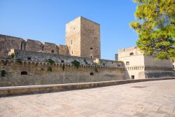 Bastioni occidentali del castello normanno di Bari, Puglia. Questa imponente fortezza si erge ai margini della città vecchia di Bari ed è uno dei simboli del capoluogo pugliese ...