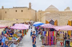 Il Bazar asiatico nel caravanserraglio di Allakuli Khan a Khiva - © eFesenko / Shutterstock.com