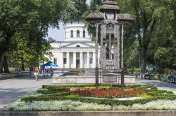 Una bella immagine del parco della Cattedrale della Natività a Chisinau, Moldavia - © Curioso / Shutterstock.com