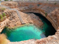 Bimmah sinkhole, una dei gioielli turistici del Sultanato dell'Oman, si trova vicino alle Wahiba Sands, il deserto giallo omanita