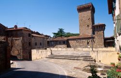 La visita al borgo medievale di Lucignano in Toscana - © Claudio Giovanni Colombo / Shutterstock.com