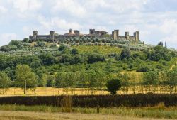 Borgo turrito di Monteriggioni, Toscana (Italia) - Una meravigliosa testimonianza di medioevo, fatta dalle quindici torri merlettate, le cinta murarie che si estendono per circa 570 metri e ...