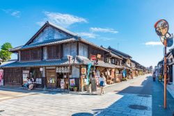 Botteghe e attività commerciali in una strada dell'antica città di Inuyama, Giappone - © Takashi Images / Shutterstock.com