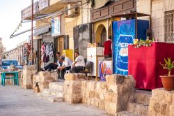 Botteghe nei pressi del castello di Karak, Giordania. Alcuni dei tipici negozietti che vendono acqua e snacks vicino alla fortezza crociata di Karak - © Anton_Ivanov / Shutterstock.com