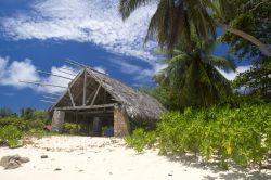 Bungalow sulla spiaggia di La Digue, Seychelles. E' considerata l'isola dei sogni da chi è alla ricerca di relax e riposo.


