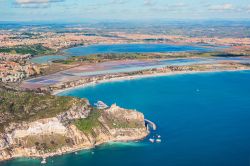 Il panorama in volo da Cagliari: in basso la Sella del Diavolo, poi la spiaggia del Poetto e gli acquitrini - © Stefano Garau / Shutterstock.com
