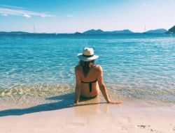 Relax sulla spiaggia di Cala Formentor a Maiorca, isole Baleari, Spagna. E' fra le spiagge più amate di Maiorca grazie alla sua lunga e stretta lingua di sabbia bianca e finissima. ...