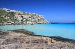 Veduta di Cala Rossa sull'isola di Favignana, Sicilia. Un incantevole panorama su questo angolo dell'arcipelago delle Egadi - © cancer741 / Shutterstock.com