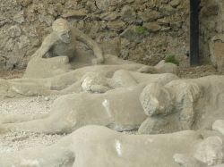 Calchi delle vittime dell'eruzione del 79 d.C., Pompei - I corpi di alcune delle vittime dell'eruzione del Vesuvio furono riportati alla luce nel 1863 dall'archeologo Giuseppe Fiorelli ...
