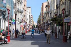 La principale strada dello shopping di Las Palmas de Gran Canaria è calle Mayor de Triana, frequentata da locali e turisti ogni giorno dell'anno - © Philip Lange / Shutterstock.com ...