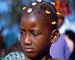 Camerun: una ragazza di un villaggio - Foto di Giulio Badini / I Viaggi di Maurizio Levi