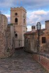 Il campanile della Chiesa di San Nicolo 13° secolo a Savoca - © slavapolo / Shutterstock.com