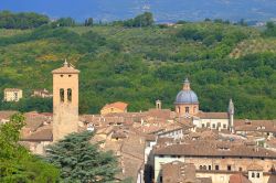 Campanili di edifici religiosi e palazzi storici nella città di Spoleto, Umbria.

