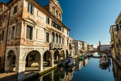 Una suggestiva fotografia del canale nel centro storico di Chioggia, Veneto, Italia - © DeepGreen / Shutterstock.com