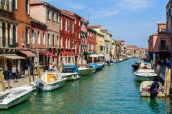 Il Canal Grande di Murano - Il Canal Grande di Murano, omonimo del più famoso canale veneziano, scorre al centro dell'isola e la divide sostanzialmente a metà. Esso a sua volta ...