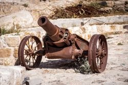 Cannone nel castello di Karak, Giordania. Fra gli oggetti e i reperti antichi ospitati nella fortezza vi è anche un cannone in perfetto stato di conservazione - © Anton_Ivanov / ...