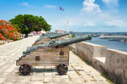 Vecchi cannoni spagnoli nella Fortaleza de San Carlos de La Cabaña all'Avana (Cuba).