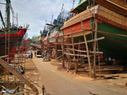 Un cantiere navale a Mergui, sud del Myanmar. E' considerato uno dei più grandi del sud est asiatico. Da qui salpano alcune delle barche più grandi e belle - © Apik / ...
