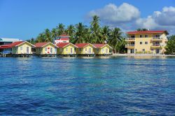 Un pittoresco resort con casette sull'acqua a Carenero Island, Bocas del Toro, Panama, America Centrale.



