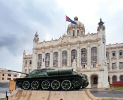 L'ex palazzo presidenziale ospita il Museo de la Revoluciòn. Il carro armato che si vede nell'immagine fu utilizzato da Fidel Castro nella battaglia di Giròn.