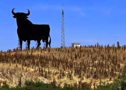 La mitica icona del toro domina il paesaggio lungo l'autostrada. Si tratta di uno dei simboli per eccellenza della Spagna - foto © Fulcanelli /Shutterstock.com
