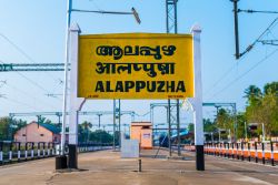 Il cartello della stazione di Alappuzha (Alleppey) scritto in tre lingue: il malayalam (la lingua ufficale del Kerala), l'hindi e in inglese - foto © David Bokuchava / Shutterstock.com
 ...