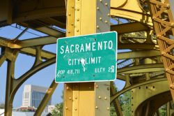 Segnale di limite sul ponte sopra il fiume Sacramento, California - Il più lungo fiume della California scorre in direzione sud per 719 chilometri nella valle chiamata Sacramento Valley ...