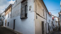 Casa Abadia de Sant Roc, antico edificio nel cuore di Oliva (Spagna). Lo stile è mudejar o iberico posto moresco - © Vivvi Smak / Shutterstock.com