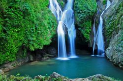 La Vega Grande: una grande cascata nel cuore di Cuba - La splendida cascata chiamata "Vega Grande", alta ben 75 metri, si trova a pochi chilometri dalla città di Trinidad, in ...