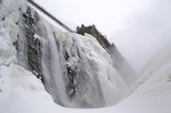 Montmorency Falls Park, queste cascate alte 83 metri (30 m più alte di quelle del Niagara,) d'inverno diventano uno spettacolo semi ghiacciato. In alto scorre una passarella spettacolare ...