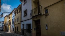 Case affacciate sulla strada Carrer de l'Abadia nel centro storico di Oliva, Spagna. Siamo nell'antico quartiere di El Raval - © Vivvi Smak / Shutterstock.com