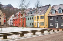 Case colorate attorno a una piazza nel centro storico di Flensburg, nel nord della Germania.
