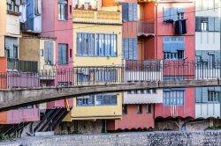 Le case colorate sul fiume Onyar a Girona - ...