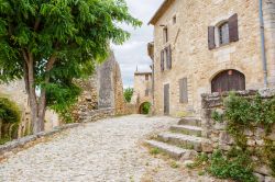 Case in sasso a Gordes, Francia - Sono tutti fatti di pietra, con i tetti in terracotta, gli edifici di questo borgo fortificato. Per preservarne la struttura architettonica non sono ammesse ...