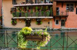 Case lungo il canale di Annecy, Francia, al tramonto. Con i suoi suggestivi canali, le sponde fiorite, i piccoli ponti e le case dalle facciate colorate, Annecy si merita il soprannome di Venezia ...